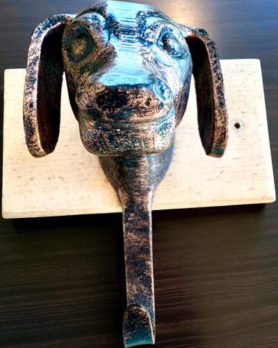 Mosadzný vešiak Pes Priateľ, ručne vyrobený, možnosť personalizácie gravírovaním na dreve