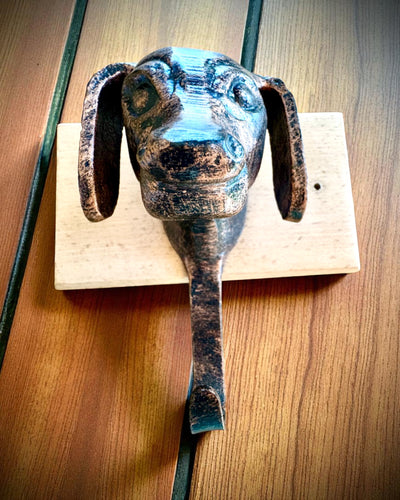 Mosadzný vešiak Pes Priateľ, ručne vyrobený, možnosť personalizácie gravírovaním na dreve