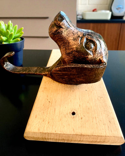 Mosadzný vešiak Pes Priateľ, ručne vyrobený, možnosť personalizácie gravírovaním na dreve