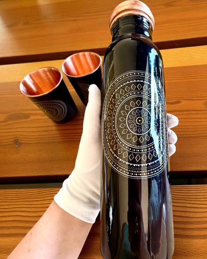 Medená súprava Mandala – Fľaša 1L + 2 Poháre v puzdre, možnosť personalizácie gravírovaním na darček