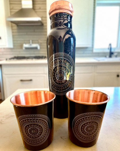 Medená súprava Mandala – Fľaša 1L + 2 Poháre v puzdre, možnosť personalizácie gravírovaním na darček