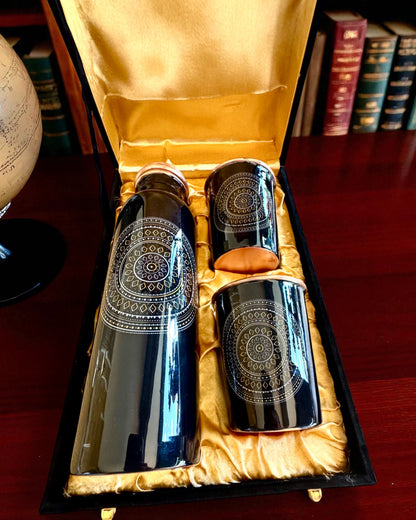 Medená súprava Mandala – Fľaša 1L + 2 Poháre v puzdre, možnosť personalizácie gravírovaním na darček
