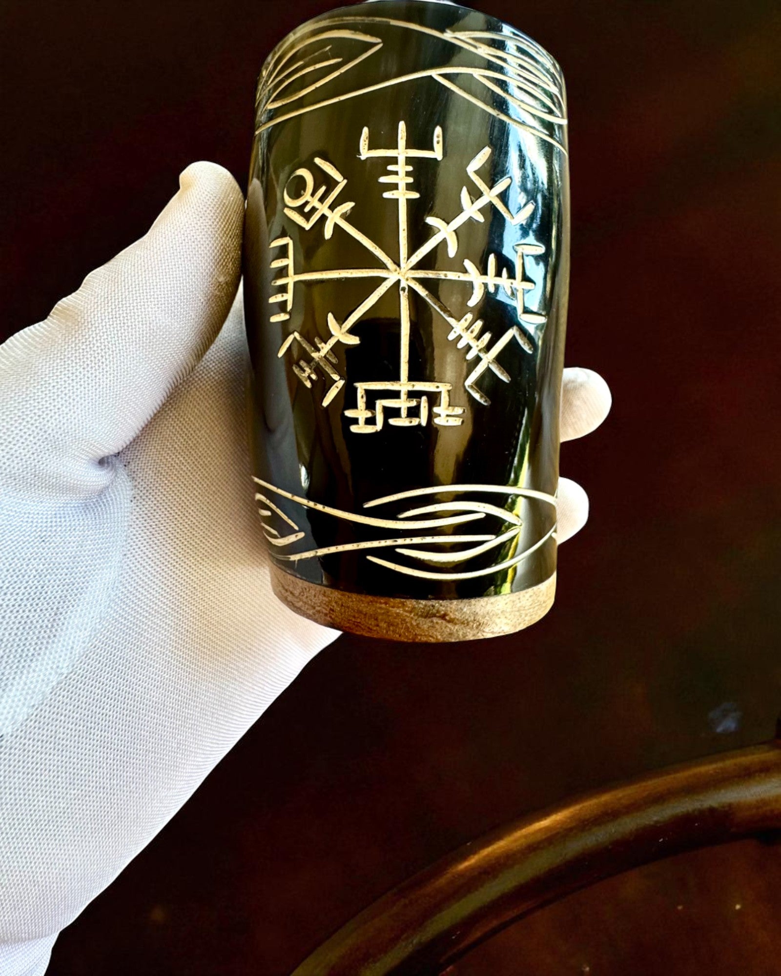 Valknut Ručne vyrobený malý pohár z byvolieho rohu s nordickými symbolmi, možnosť personalizácie na darček gravírovaním