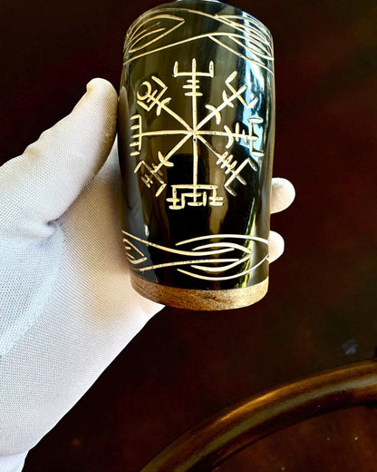 Valknut Ručne vyrobený malý pohár z byvolieho rohu s nordickými symbolmi, možnosť personalizácie na darček gravírovaním