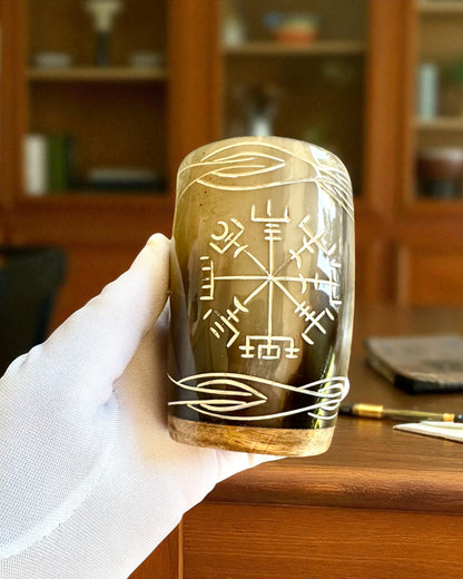 Valknut Ručne vyrobený malý pohár z byvolieho rohu s nordickými symbolmi, možnosť personalizácie na darček gravírovaním