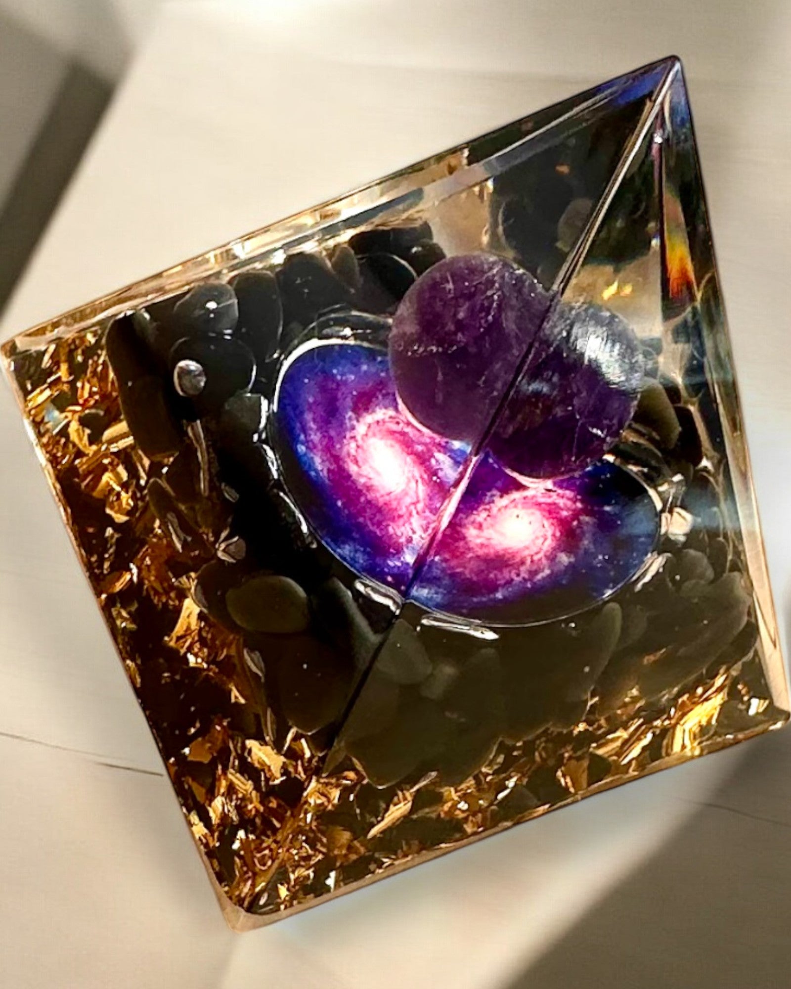 Orgonitová energetická pyramídka kozmickej energie - Amulet s ametystom a pilinami