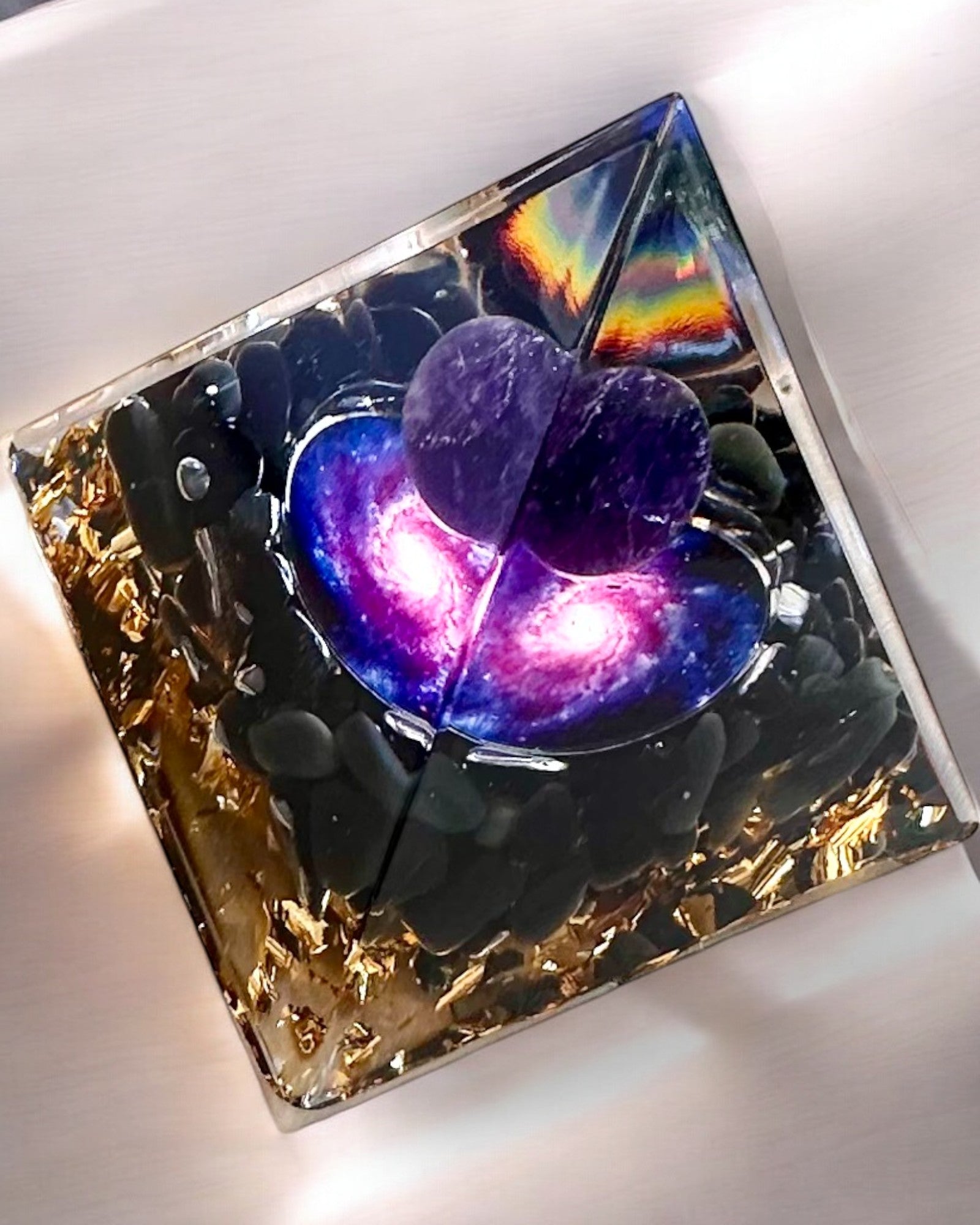 Orgonitová energetická pyramídka kozmickej energie - Amulet s ametystom a pilinami