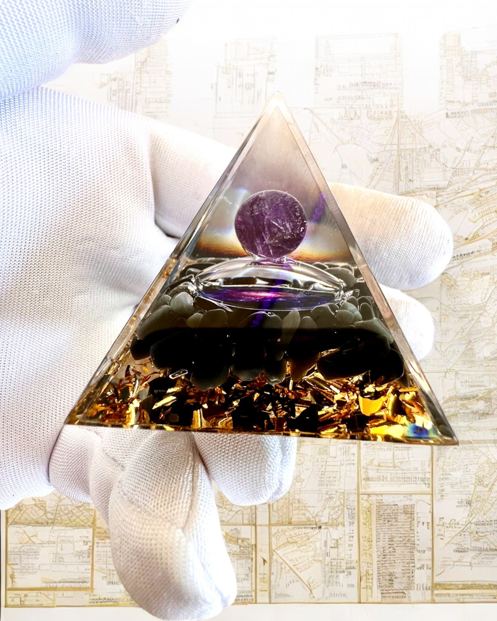 Orgonitová energetická pyramídka kozmickej energie - Amulet s ametystom a pilinami