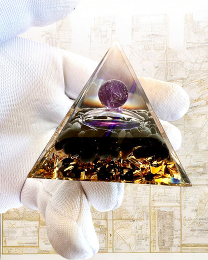 Orgonitová energetická pyramídka kozmickej energie - Amulet s ametystom a pilinami