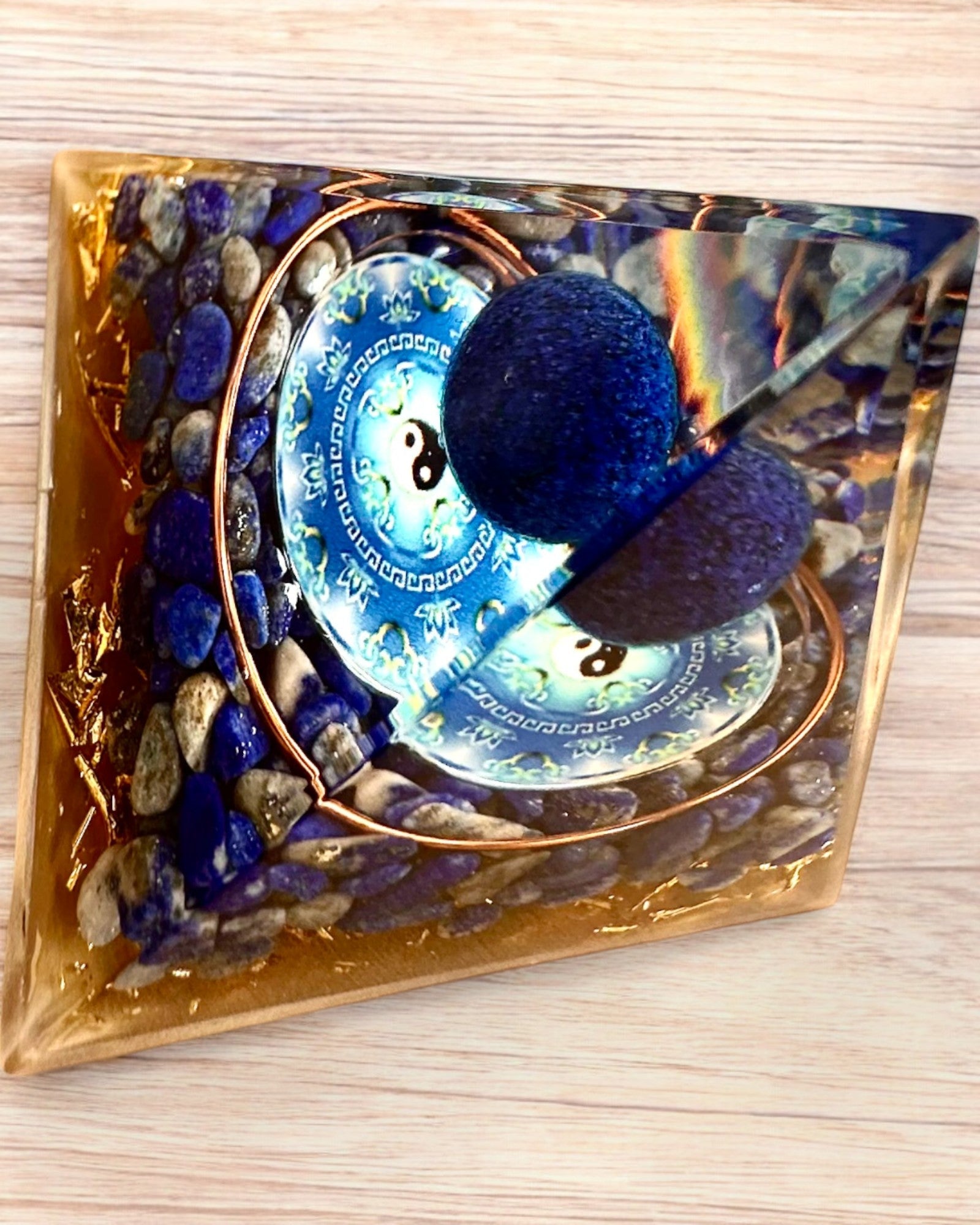 Orgonitová energetická pyramídka "Zenith" s Lapis Lazuli, ideálna ako darček
