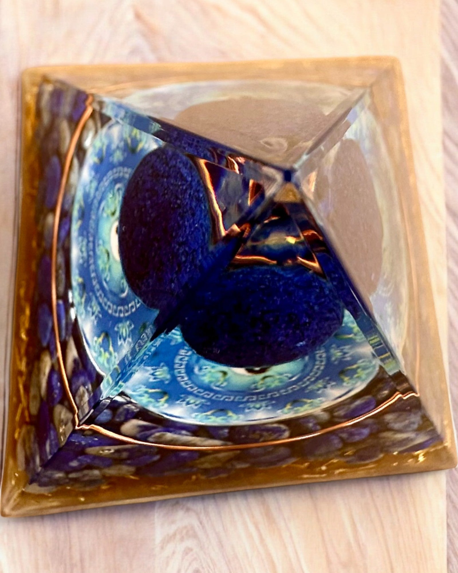 Orgonitová energetická pyramídka "Zenith" s Lapis Lazuli, ideálna ako darček