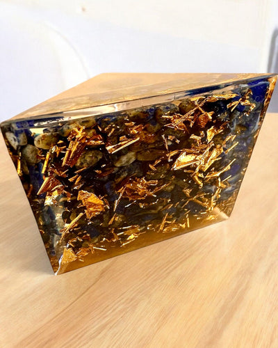 Orgonitová energetická pyramídka "Zenith" s Lapis Lazuli, ideálna ako darček