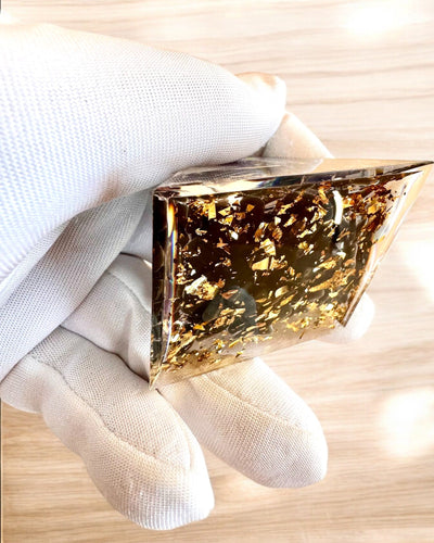 Orgonitová energetická pyramídka kozmickej energie - Amulet s ametystom a pilinami