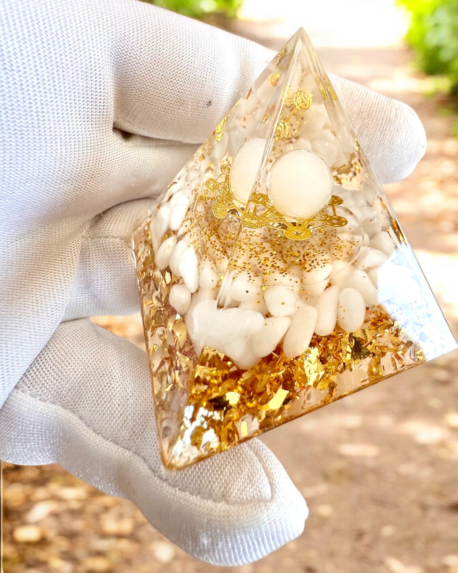 Orgonitová energetická pyramída s bielymi kameňmi - "Golden Harmony", ideálna ako darček