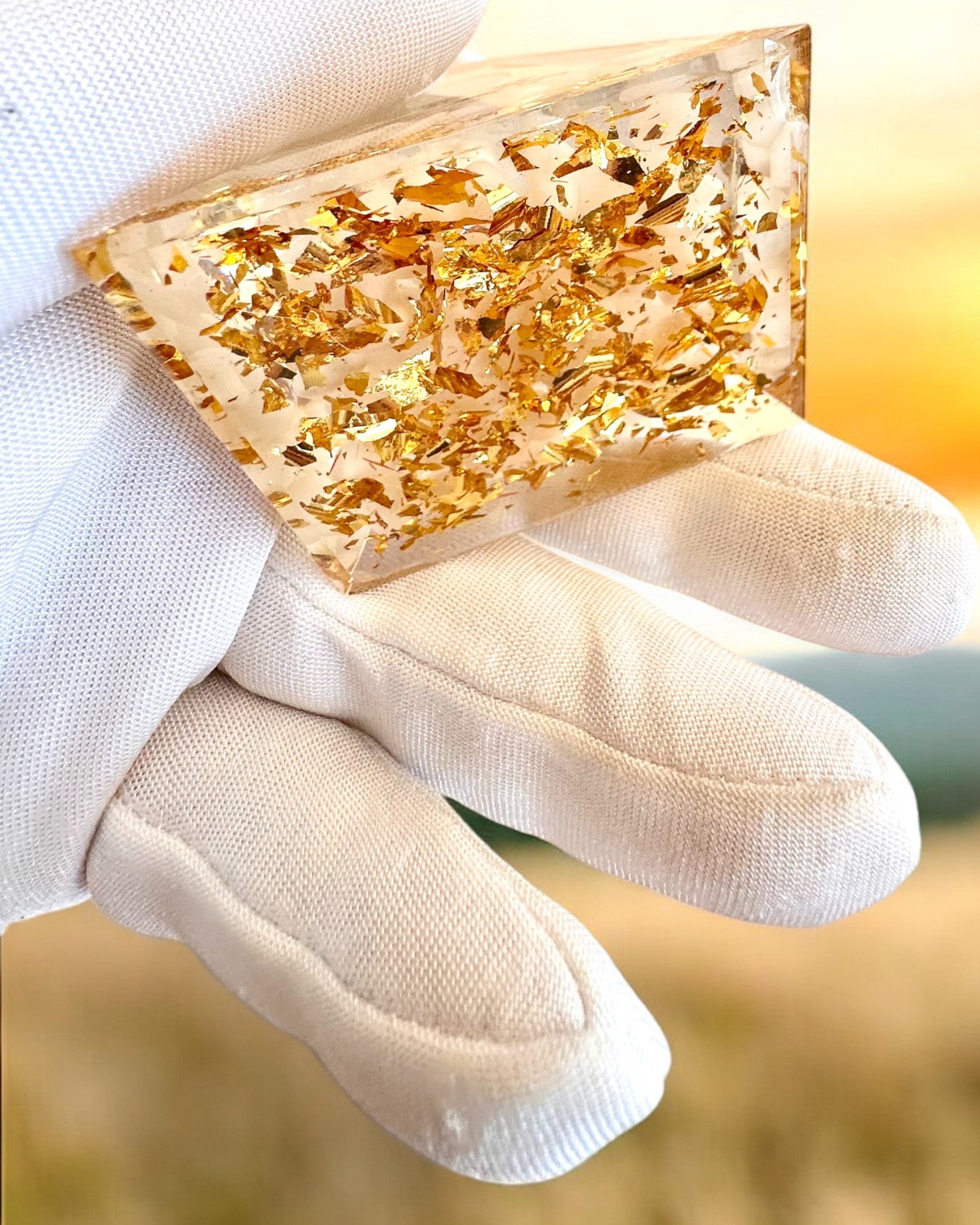 Orgonitová energetická pyramída s bielymi kameňmi - "Golden Harmony", ideálna ako darček