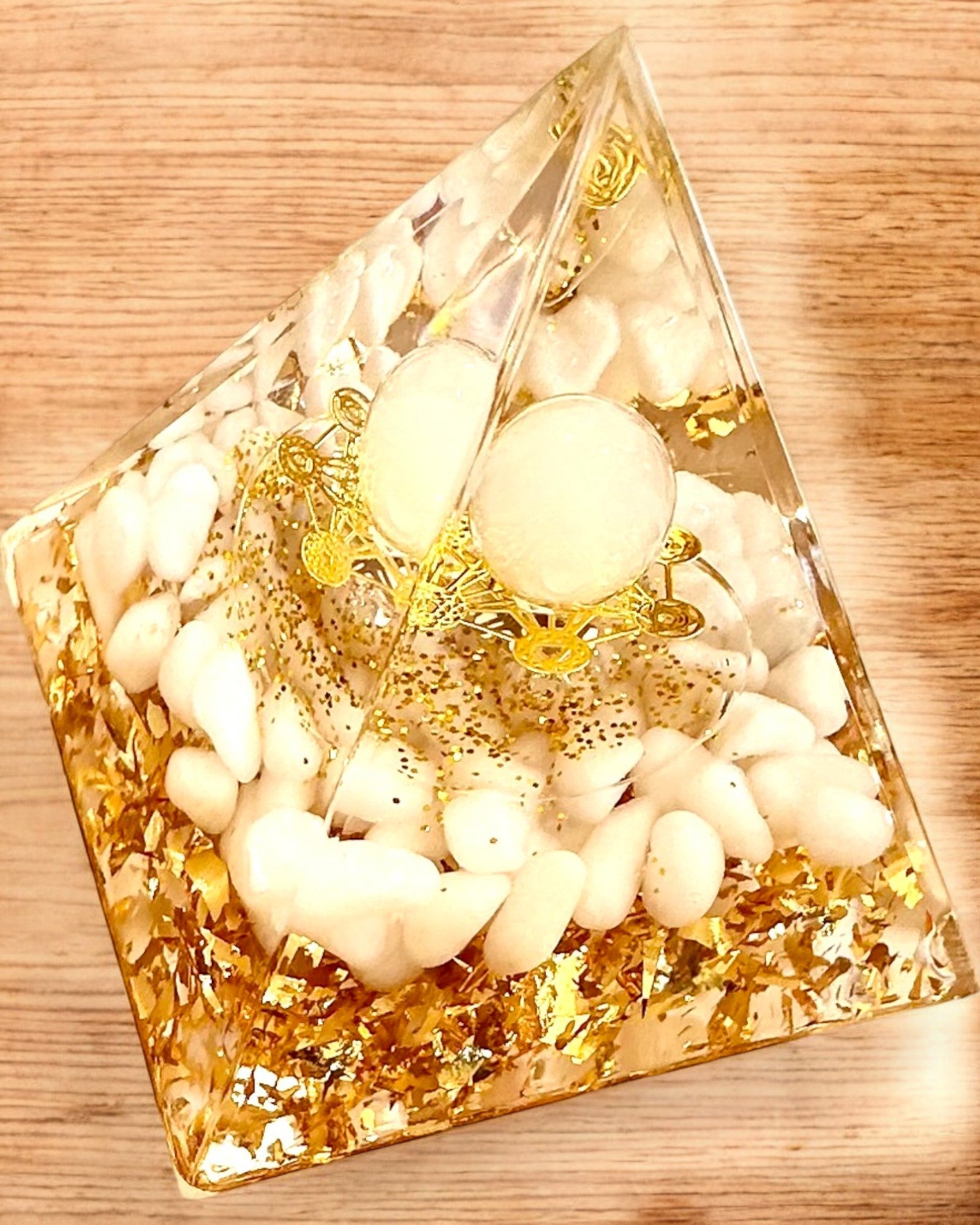 Orgonitová energetická pyramída s bielymi kameňmi - "Golden Harmony", ideálna ako darček