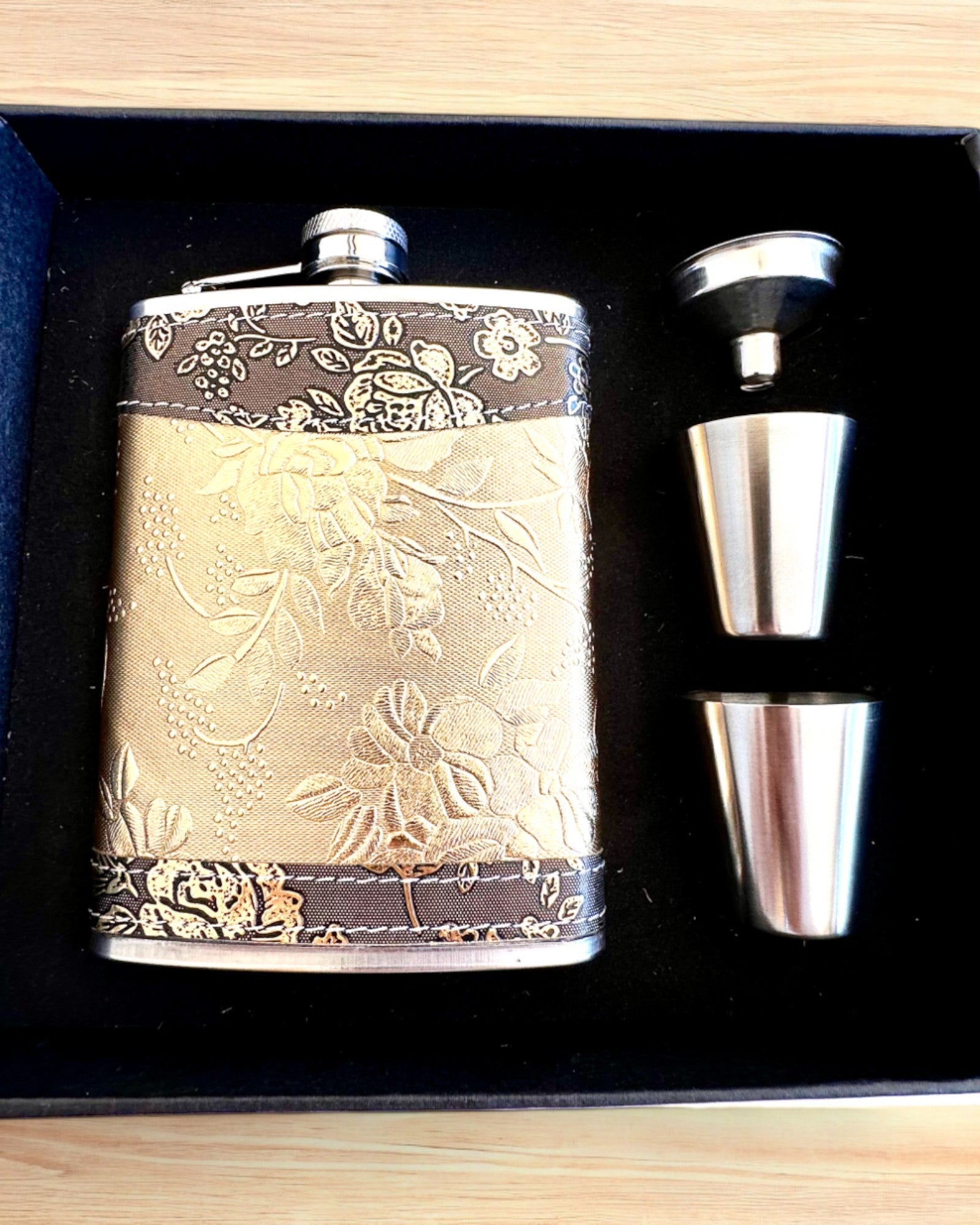 Elegantná ploskačka "Golden Rose" so súpravou pohárov, personalizácia gravírovaním ako darček