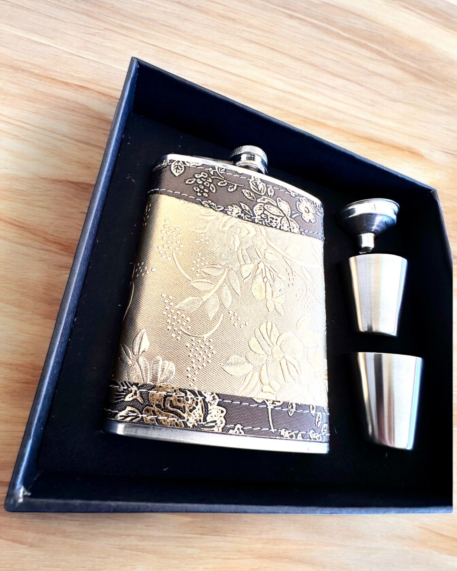 Elegantná ploskačka "Golden Rose" so súpravou pohárov, personalizácia gravírovaním ako darček