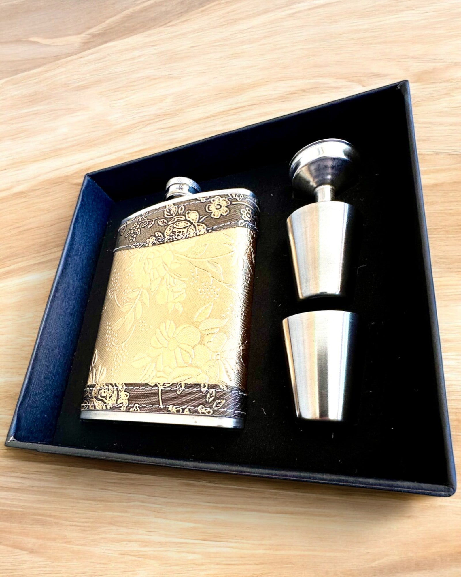 Elegantná ploskačka "Golden Rose" so súpravou pohárov, personalizácia gravírovaním ako darček