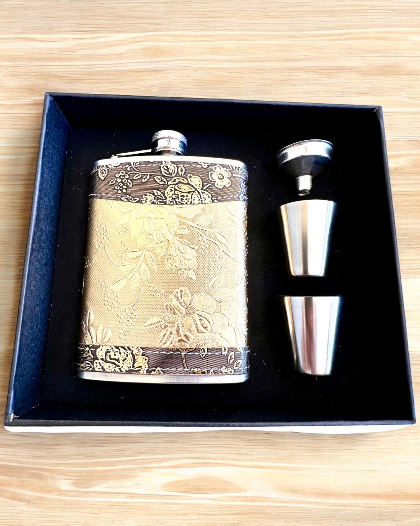 Elegantná ploskačka "Golden Rose" so súpravou pohárov, personalizácia gravírovaním ako darček
