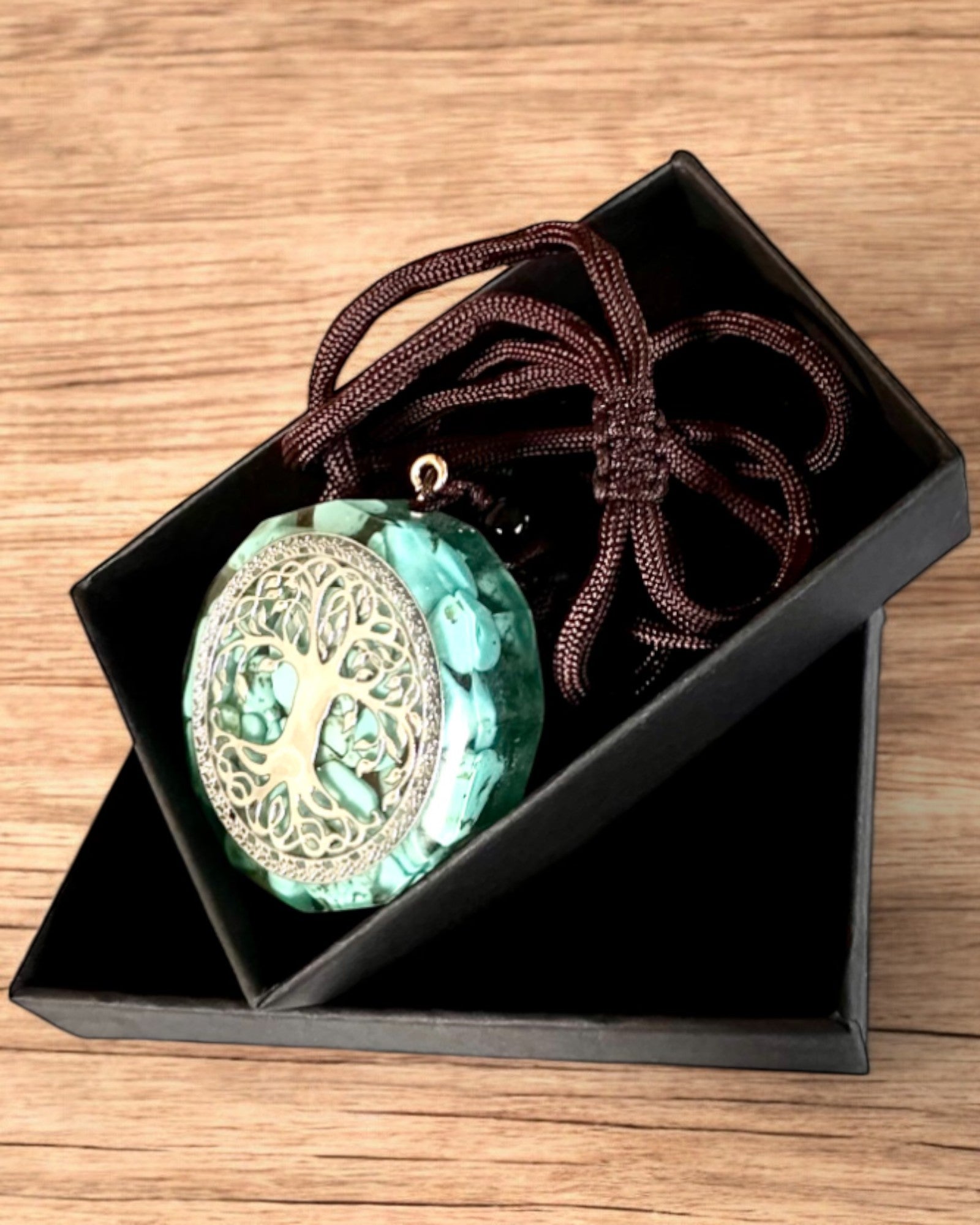 Amulet "Strom života" s tyrkysom – Vaša osobná sila, náhrdelník na darček, personalizácia gravírovaním