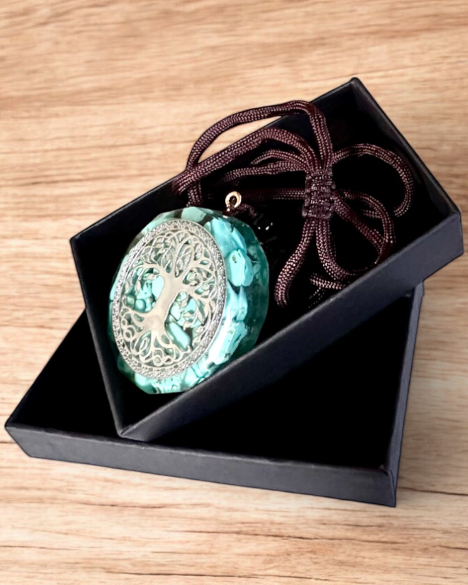 Amulet "Strom života" s tyrkysom – Vaša osobná sila, náhrdelník na darček, personalizácia gravírovaním
