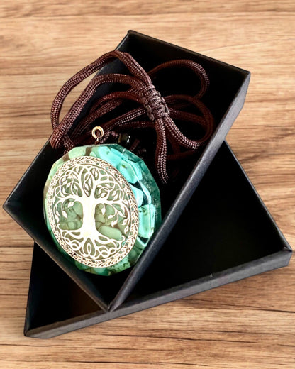 Amulet "Strom života" s tyrkysom – Vaša osobná sila, náhrdelník na darček, personalizácia gravírovaním