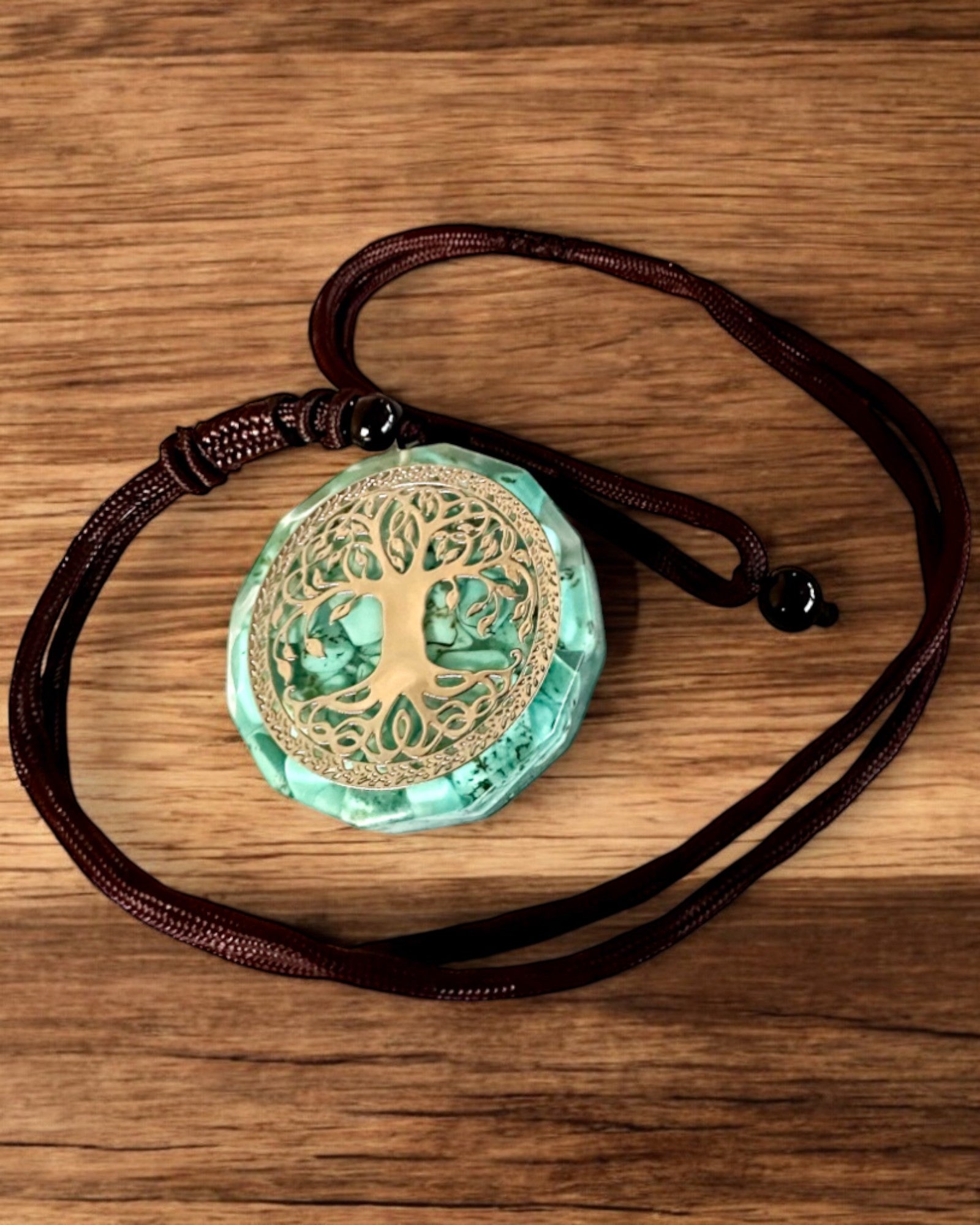 Amulet "Strom života" s tyrkysom – Vaša osobná sila, náhrdelník na darček, personalizácia gravírovaním