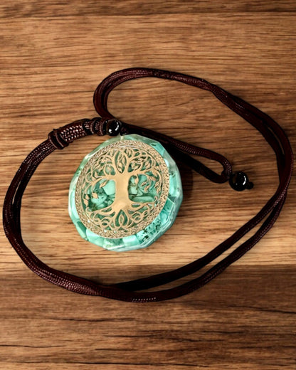 Amulet "Strom života" s tyrkysom – Vaša osobná sila, náhrdelník na darček, personalizácia gravírovaním