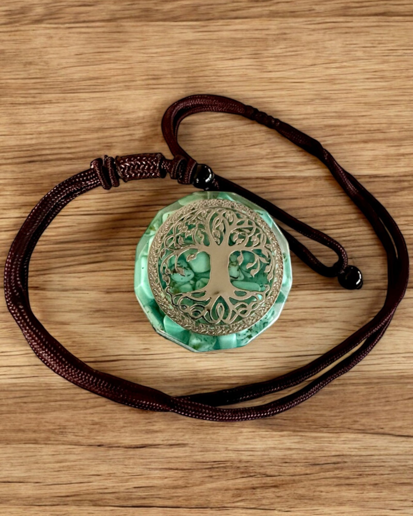 Amulet "Strom života" s tyrkysom – Vaša osobná sila, náhrdelník na darček, personalizácia gravírovaním