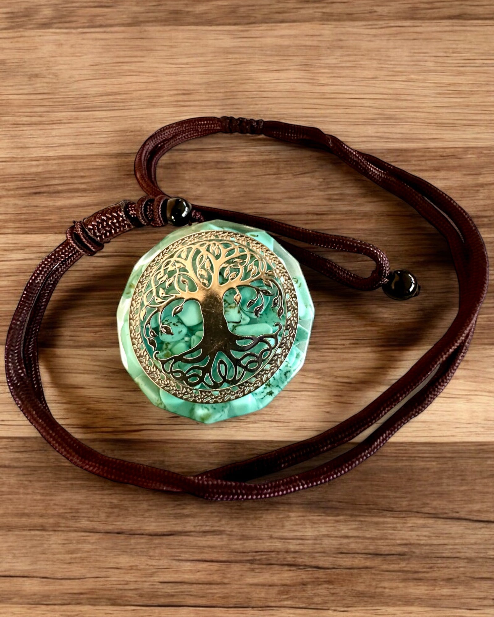 Amulet "Strom života" s tyrkysom – Vaša osobná sila, náhrdelník na darček, personalizácia gravírovaním