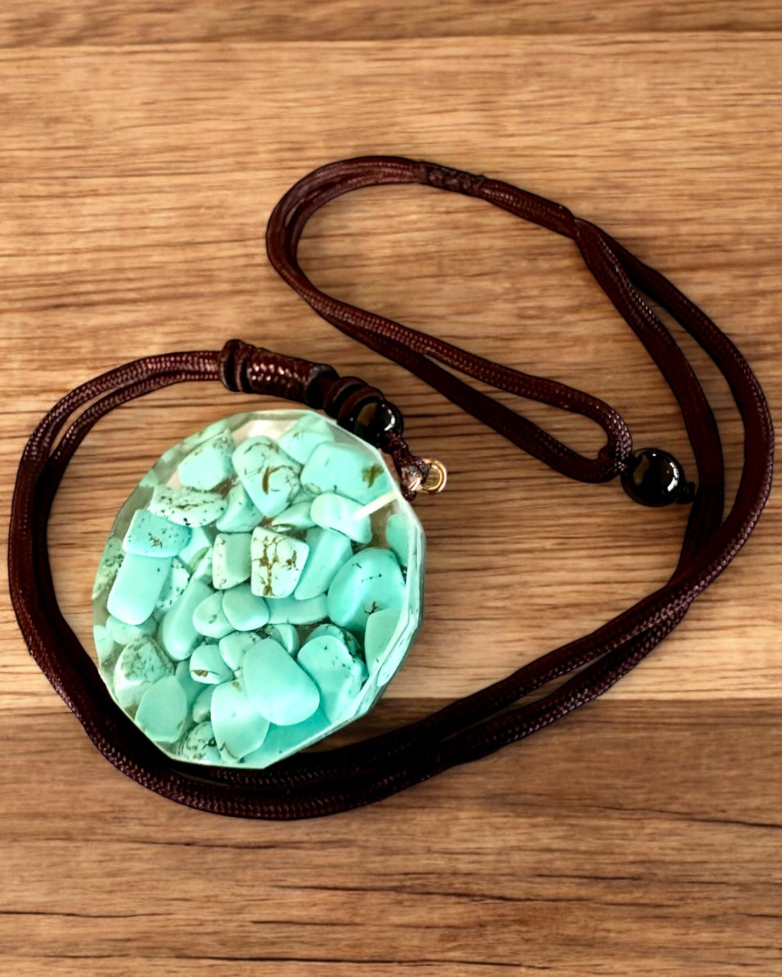 Amulet "Strom života" s tyrkysom – Vaša osobná sila, náhrdelník na darček, personalizácia gravírovaním