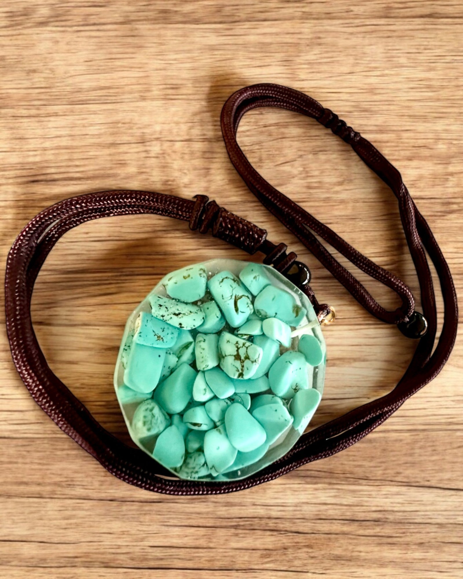 Amulet "Strom života" s tyrkysom – Vaša osobná sila, náhrdelník na darček, personalizácia gravírovaním