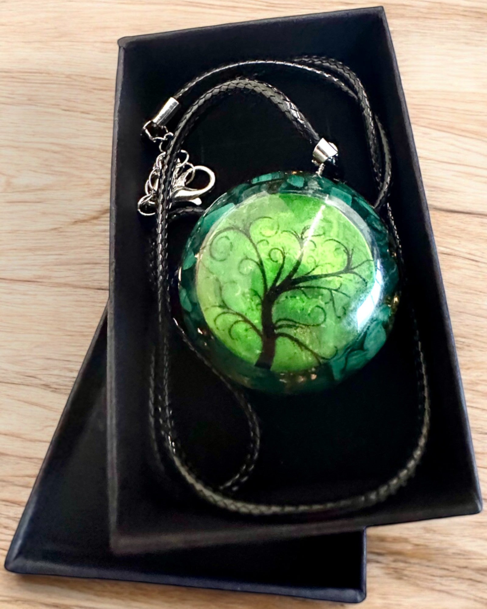 "Malachitový Amulet Života" - náhrdelník s možnosťou personalizácie gravírovaním na darček