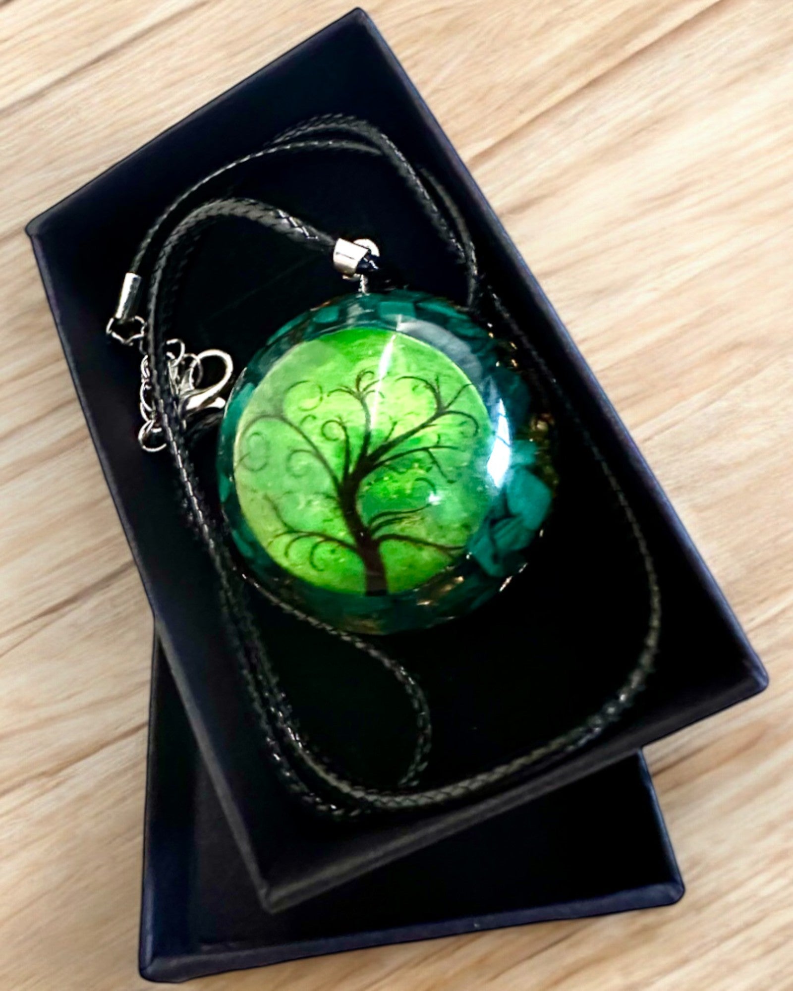"Malachitový Amulet Života" - náhrdelník s možnosťou personalizácie gravírovaním na darček