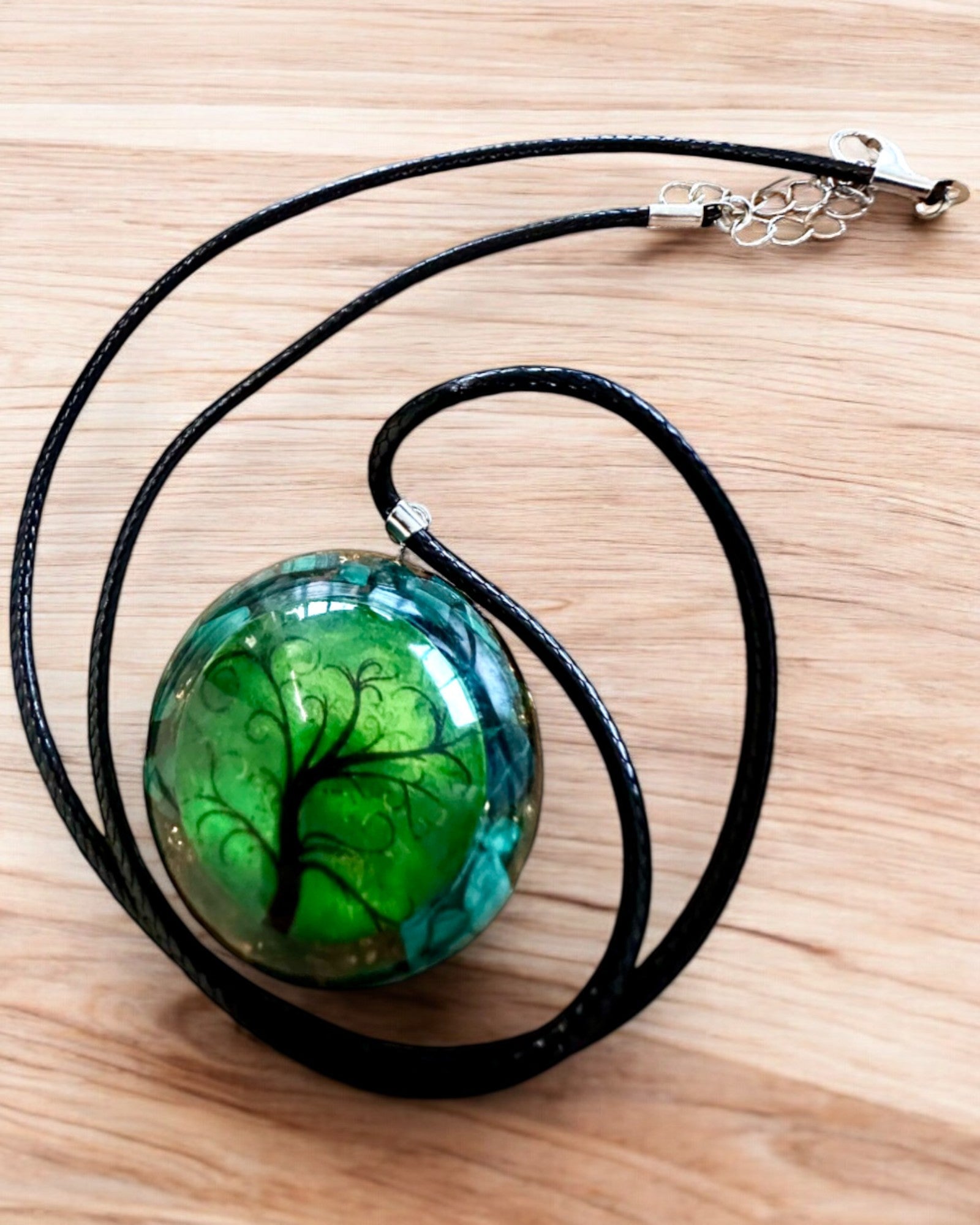 "Malachitový Amulet Života" - náhrdelník s možnosťou personalizácie gravírovaním na darček