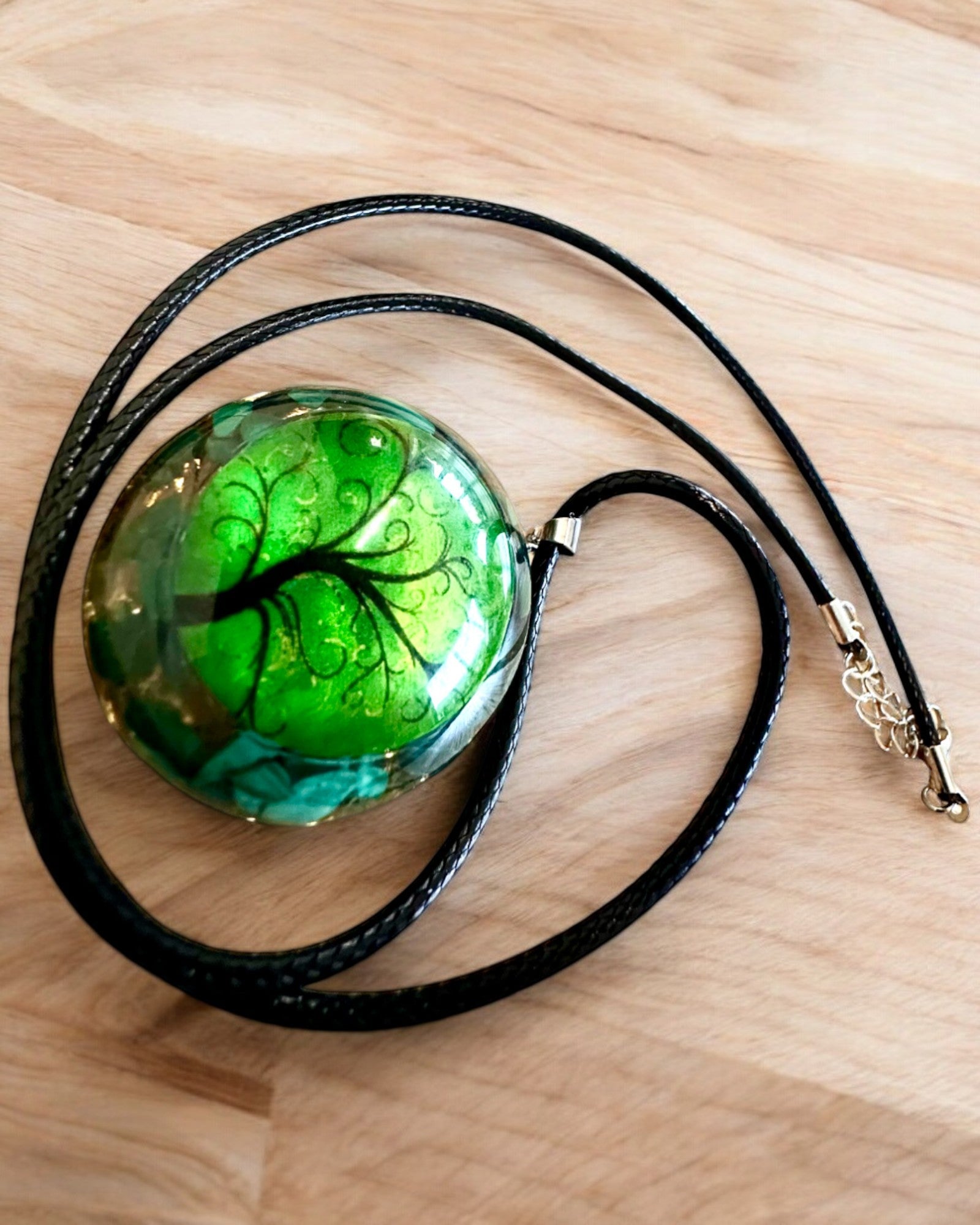 "Malachitový Amulet Života" - náhrdelník s možnosťou personalizácie gravírovaním na darček