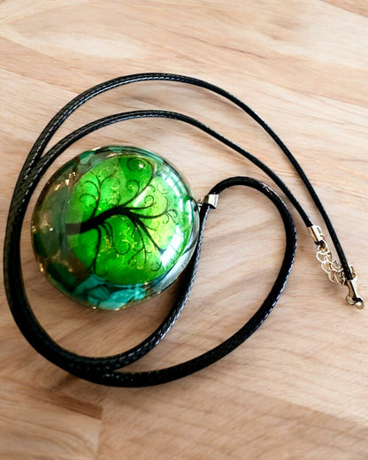 "Malachitový Amulet Života" - náhrdelník s možnosťou personalizácie gravírovaním na darček