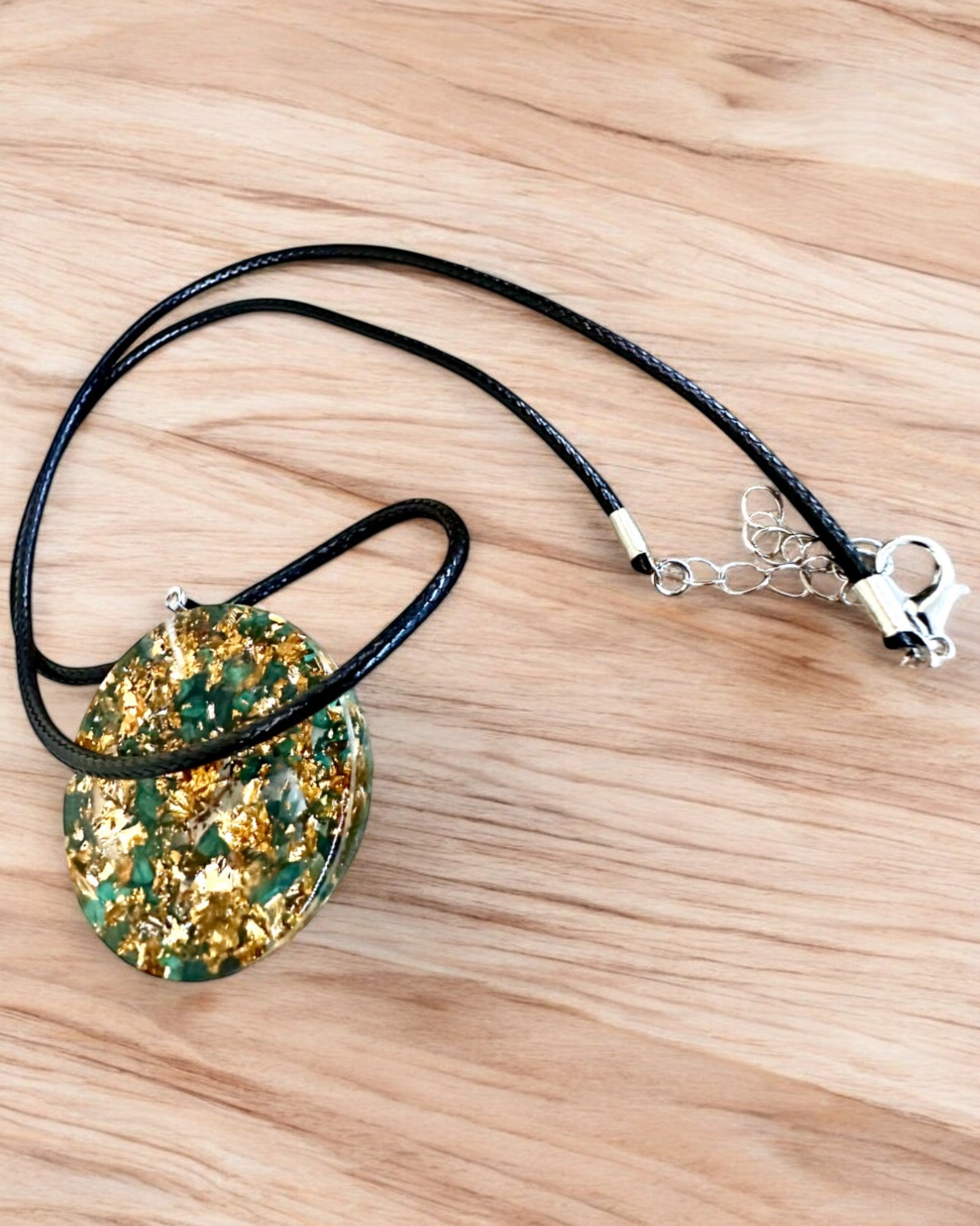 "Malachitový Amulet Života" - náhrdelník s možnosťou personalizácie gravírovaním na darček