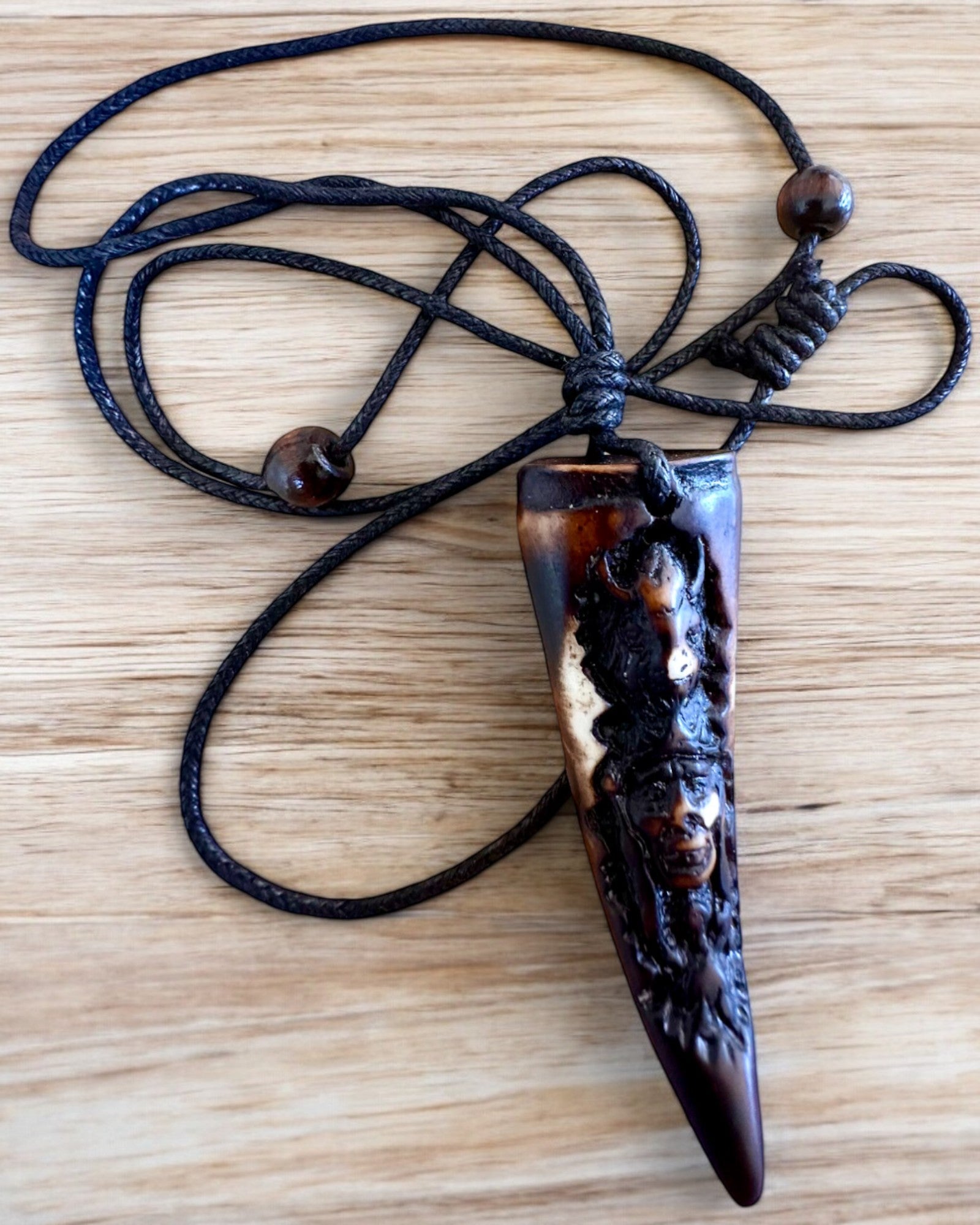 Wilczy Kieł náhrdelník, amulet zo Živice - Mystická Sila Prírody, možnosť personalizácie gravírovaním na darček