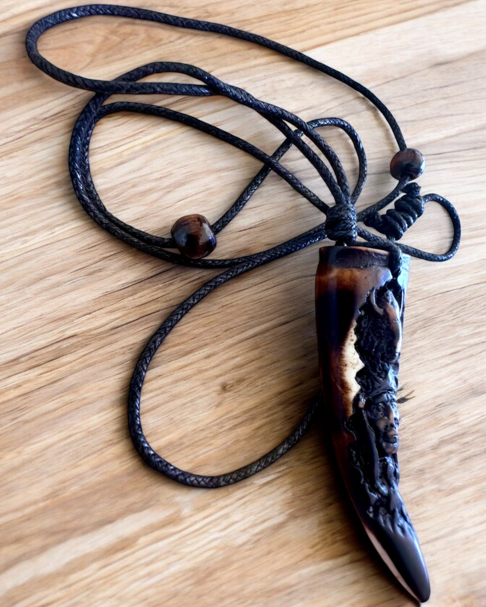 Wilczy Kieł náhrdelník, amulet zo Živice - Mystická Sila Prírody, možnosť personalizácie gravírovaním na darček