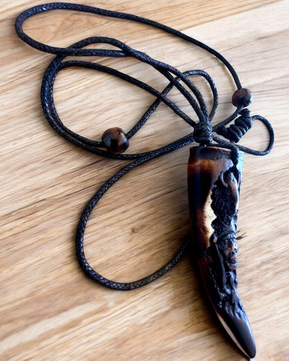 Wilczy Kieł náhrdelník, amulet zo Živice - Mystická Sila Prírody, možnosť personalizácie gravírovaním na darček