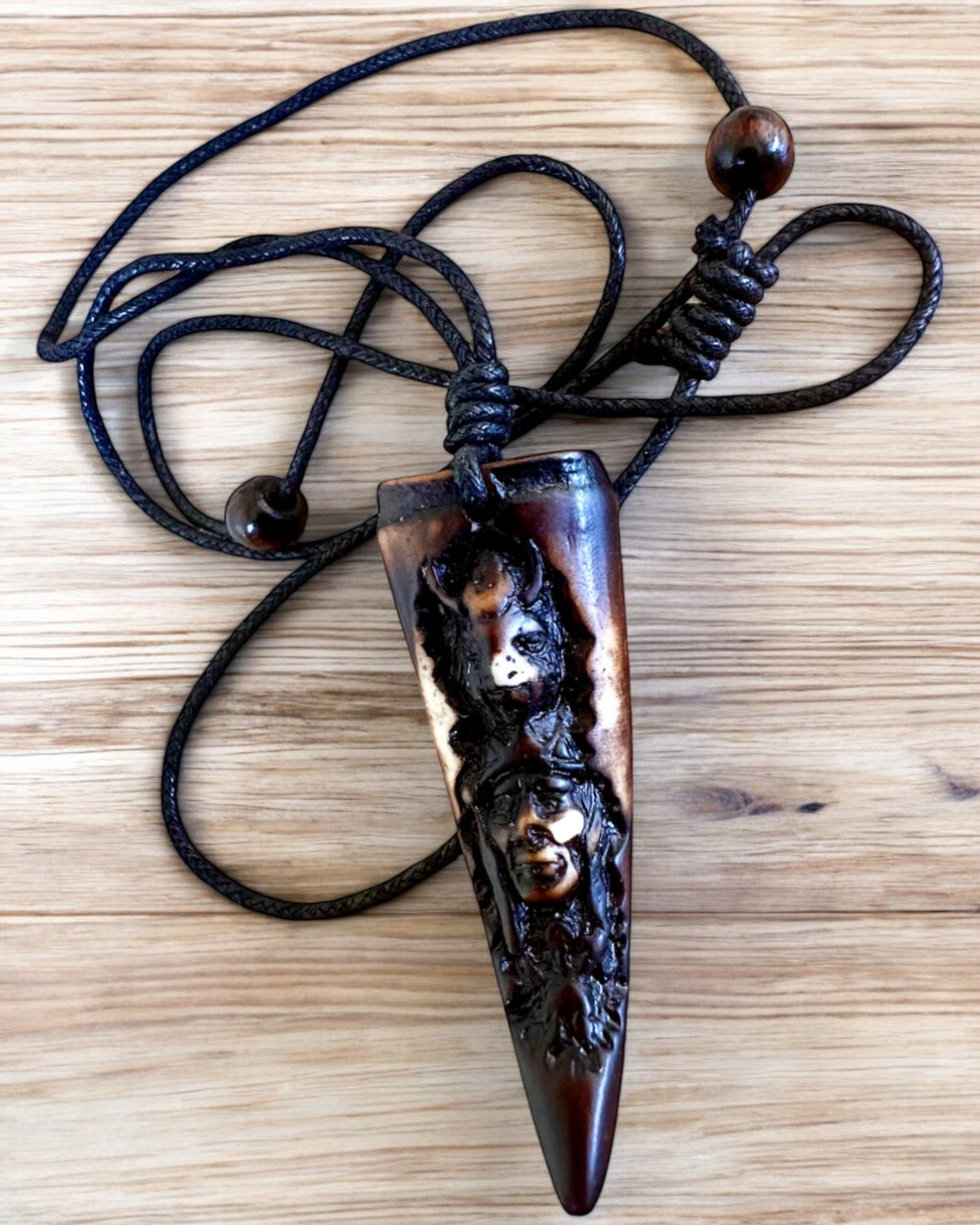 Wilczy Kieł náhrdelník, amulet zo Živice - Mystická Sila Prírody, možnosť personalizácie gravírovaním na darček