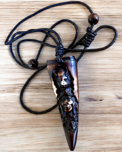 Wilczy Kieł náhrdelník, amulet zo Živice - Mystická Sila Prírody, možnosť personalizácie gravírovaním na darček