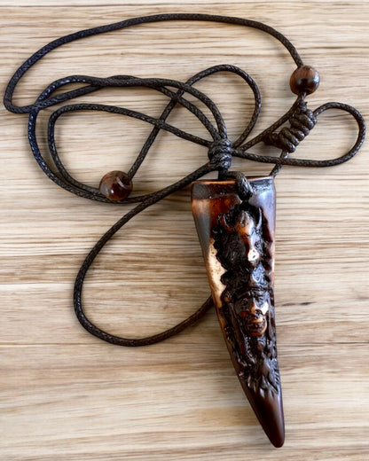 Wilczy Kieł náhrdelník, amulet zo Živice - Mystická Sila Prírody, možnosť personalizácie gravírovaním na darček