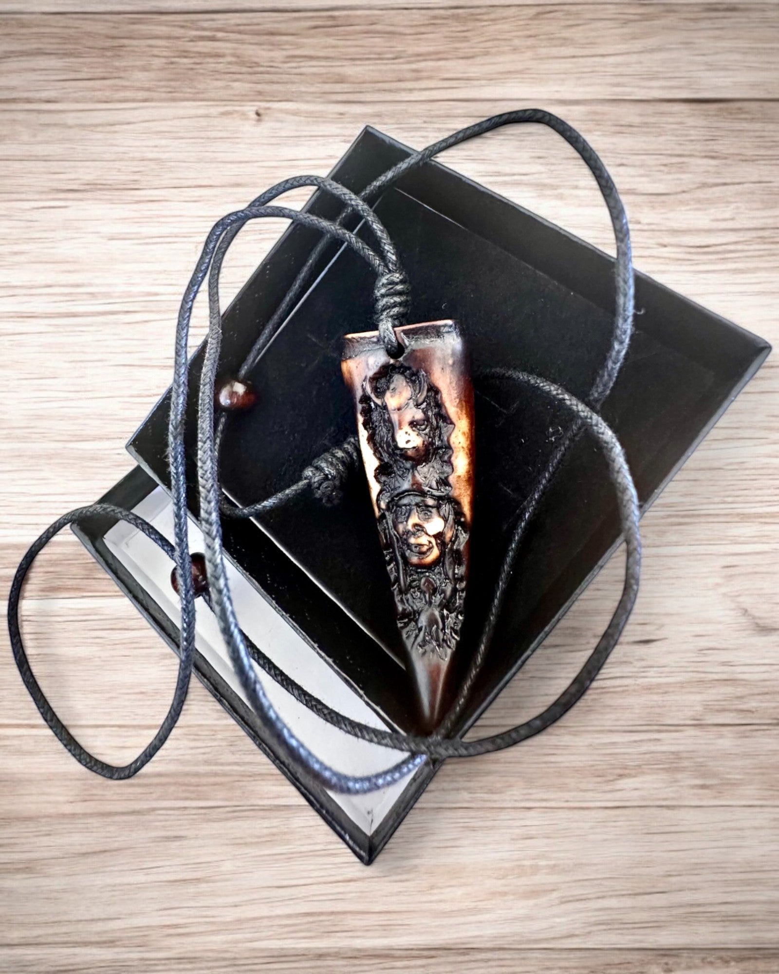 Wilczy Kieł náhrdelník, amulet zo Živice - Mystická Sila Prírody, možnosť personalizácie gravírovaním na darček
