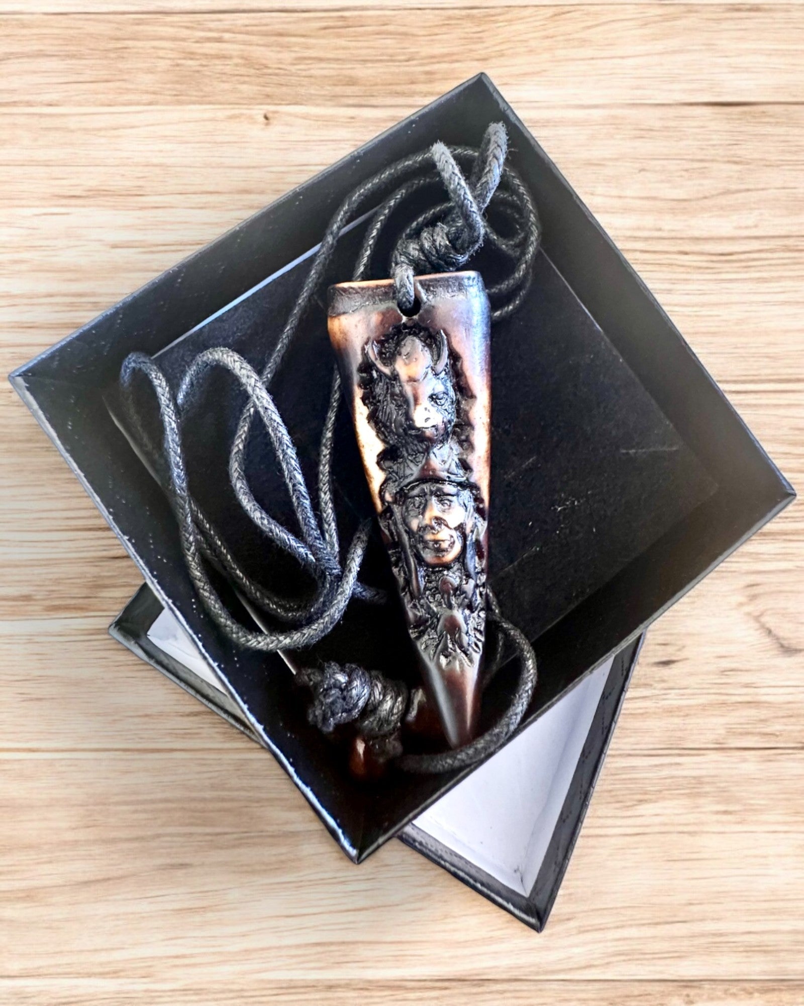 Wilczy Kieł náhrdelník, amulet zo Živice - Mystická Sila Prírody, možnosť personalizácie gravírovaním na darček