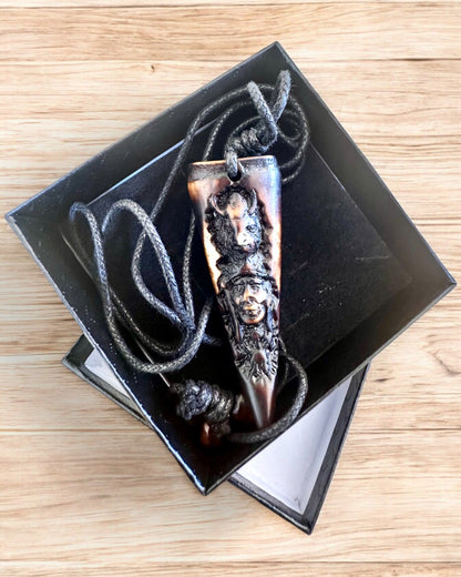 Wilczy Kieł náhrdelník, amulet zo Živice - Mystická Sila Prírody, možnosť personalizácie gravírovaním na darček