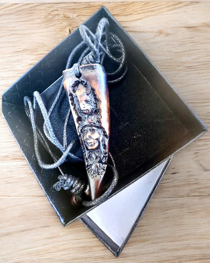 Wilczy Kieł náhrdelník, amulet zo Živice - Mystická Sila Prírody, možnosť personalizácie gravírovaním na darček