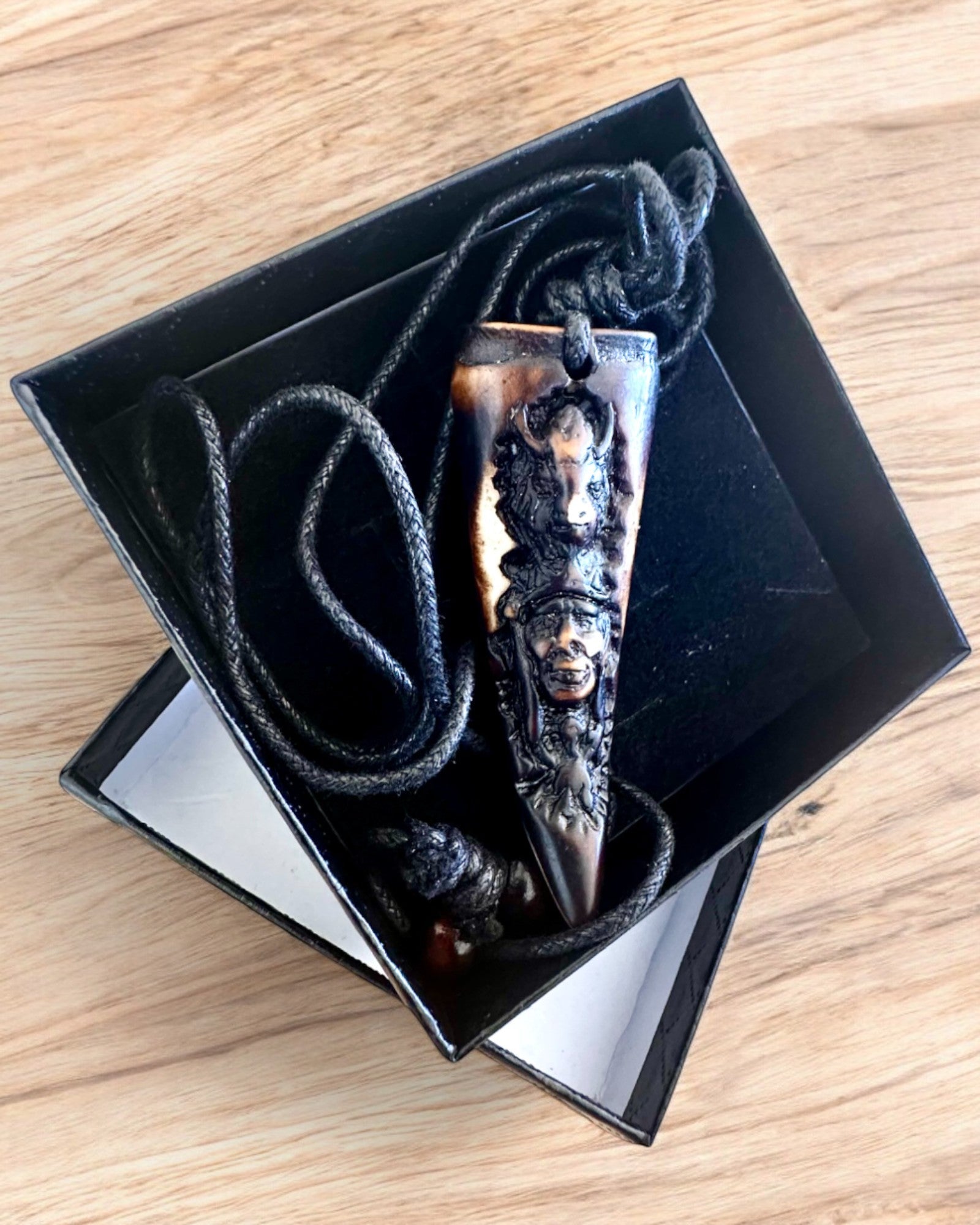Wilczy Kieł náhrdelník, amulet zo Živice - Mystická Sila Prírody, možnosť personalizácie gravírovaním na darček